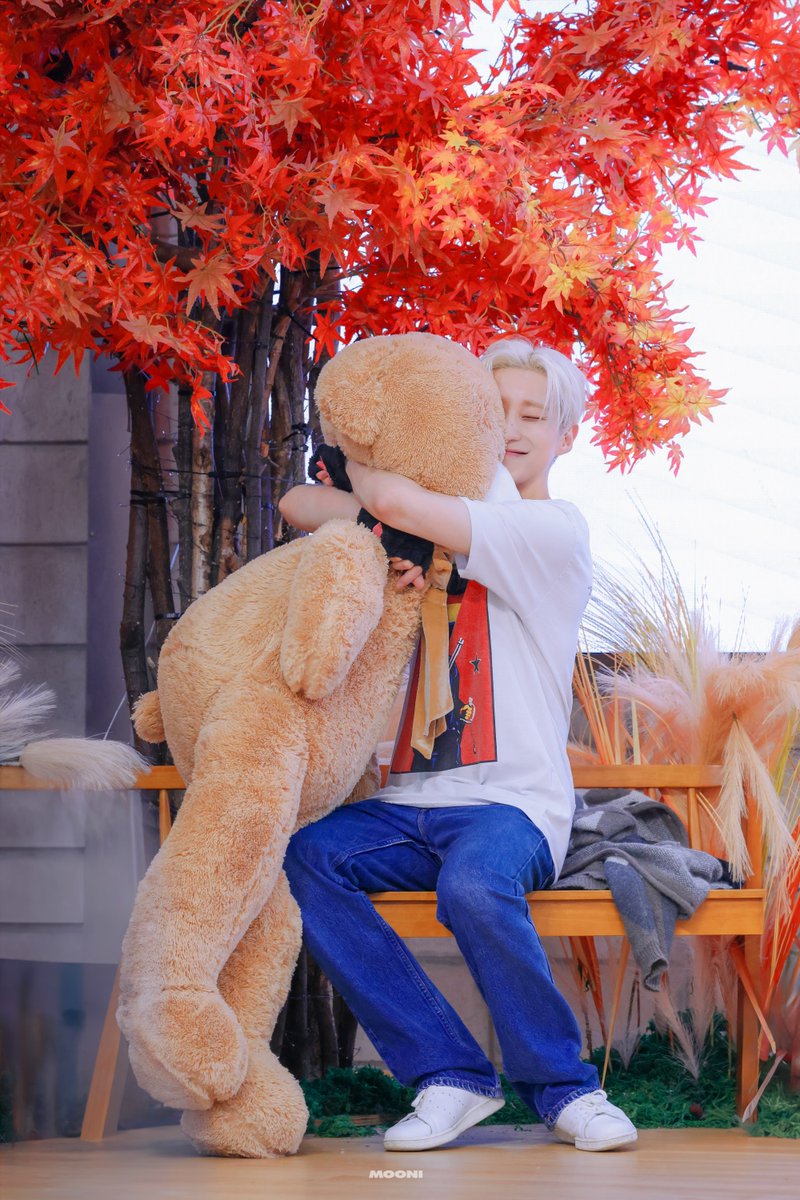 mooni206's tweet photo. 241114 Makestar 팬사인회 종어비 안아.......🧸
#문종업 #종업 #MoonJongup #文鐘業 #ムン·ジョンオプ #PETER #피터 @jongup_official https://t.co/sDcbBEASoe