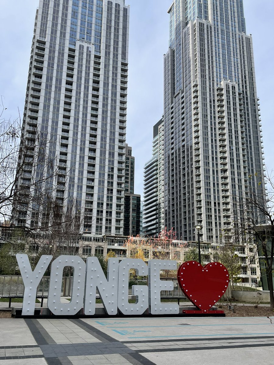 loopy80837340's tweet image. واقعا نمی‌فهمم این Swiftie‌ها رو 😳 شهر رو قرق كردن! من که حتی یه آهنگ از تیلور سویفت هم تو پلی‌لیستم ندارم! خوش بحالشون اينقدر الكي خوشن😏

#TylorSwift 
#Toronto