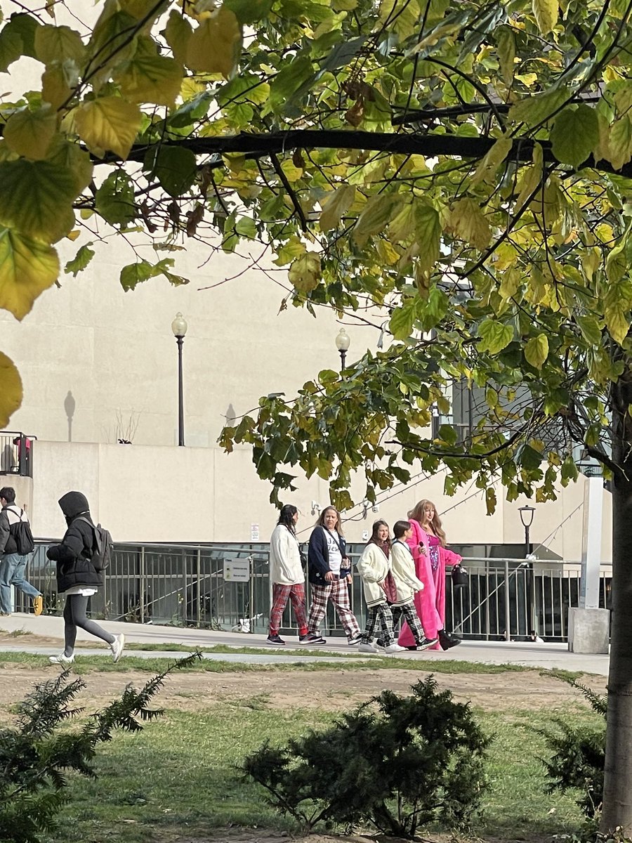 loopy80837340's tweet image. واقعا نمی‌فهمم این Swiftie‌ها رو 😳 شهر رو قرق كردن! من که حتی یه آهنگ از تیلور سویفت هم تو پلی‌لیستم ندارم! خوش بحالشون اينقدر الكي خوشن😏

#TylorSwift 
#Toronto