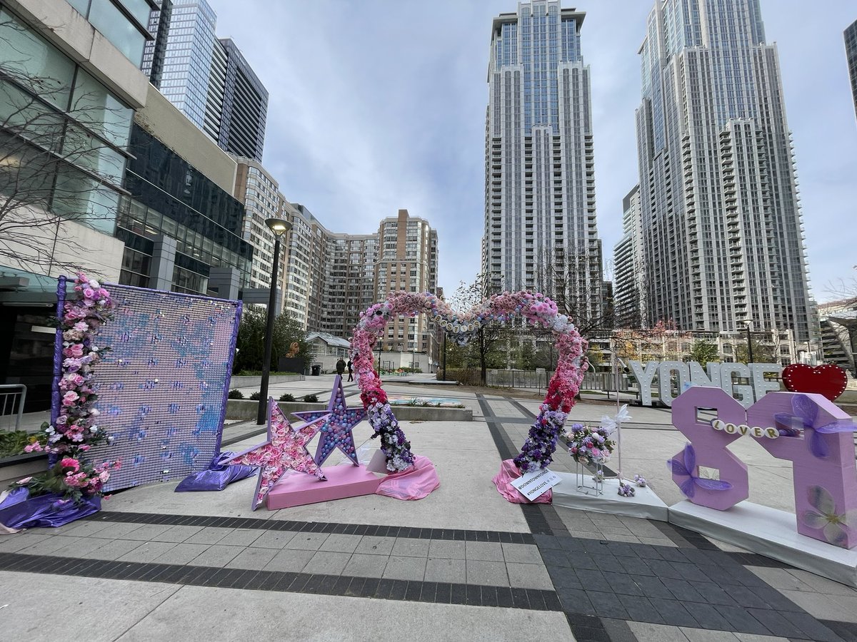 loopy80837340's tweet image. واقعا نمی‌فهمم این Swiftie‌ها رو 😳 شهر رو قرق كردن! من که حتی یه آهنگ از تیلور سویفت هم تو پلی‌لیستم ندارم! خوش بحالشون اينقدر الكي خوشن😏

#TylorSwift 
#Toronto