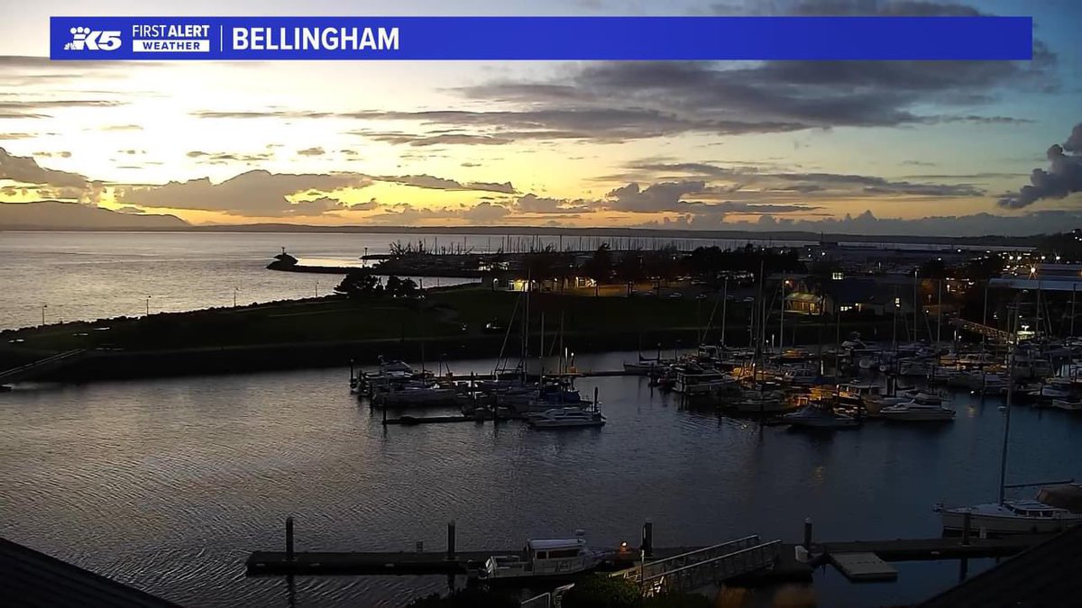 AClaibonWx's tweet photo. Gorgeous sunsets in some locations this evening while still seeing rain in others (mainly over Snohomish/King/Kitsap Counties). Friday will be drier and sunnier, but still chilly. Active again this weekend #k5fall #k5weather #wawx https://t.co/Oyq3iqv6W7