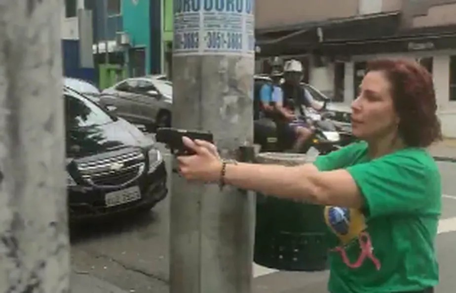 Analise2023's tweet photo. 🚨 ATENÇÃO: contra a PEC que pede o FIM DA ESCALA 6X1 para os trabalhadores, a deputada Carla Zambelli (PL-SP) folgou 211 dias e registrou 4 faltas em 2024!

🇧🇷 CARLA ZAMBELLI 2024

- Dias trabalhados: 101
- Folgas: 211
- Faltas: 4

📰 Fonte: Câmara dos Deputados (site) https://t.co/5l2eEqpBSZ