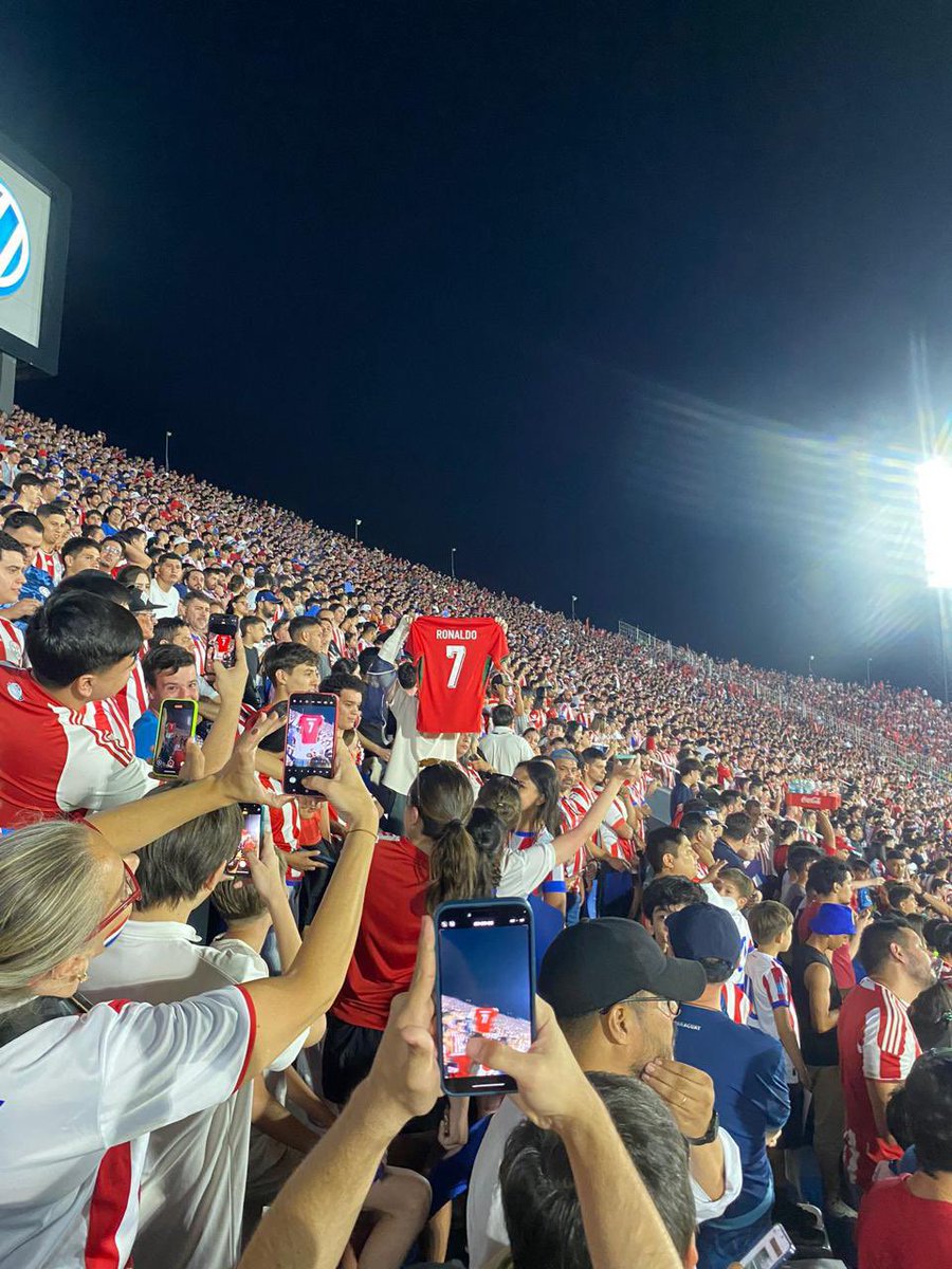 Hoje no jogo entre Paraguai vs Argentina…

O povo sabe quem é o goat. 🐐