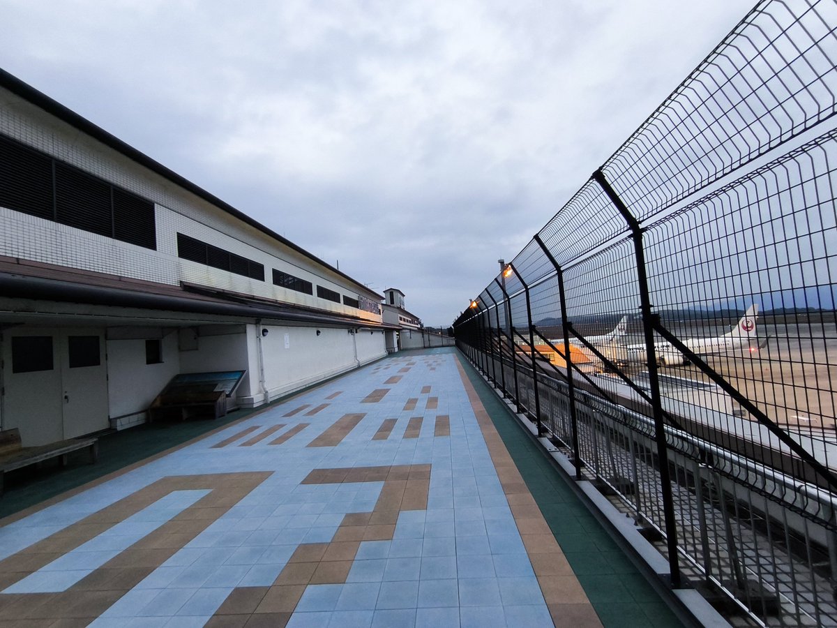 maybay747's tweet photo. 今朝は、ツッマを空港まで送っていきました。友人と都内観光、日光にも行くそうです。楽しんできてね〜😊
岡山空港へは、我が家からは高速使って50分くらいかかります😅
送迎デッキの床はランウェイを模した塗装になってます。
#岡山空港
#RJOB https://t.co/b58nSHvaNx