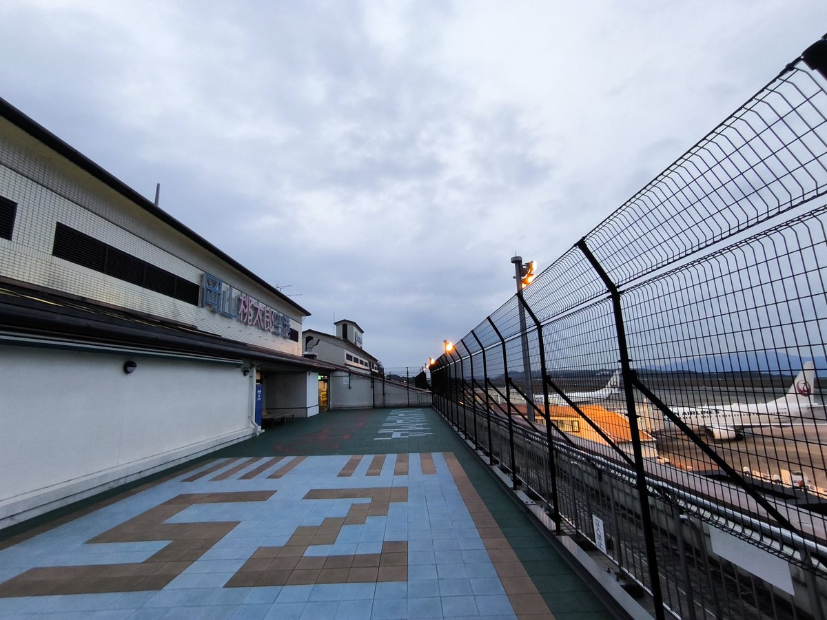 maybay747's tweet photo. 今朝は、ツッマを空港まで送っていきました。友人と都内観光、日光にも行くそうです。楽しんできてね〜😊
岡山空港へは、我が家からは高速使って50分くらいかかります😅
送迎デッキの床はランウェイを模した塗装になってます。
#岡山空港
#RJOB https://t.co/b58nSHvaNx