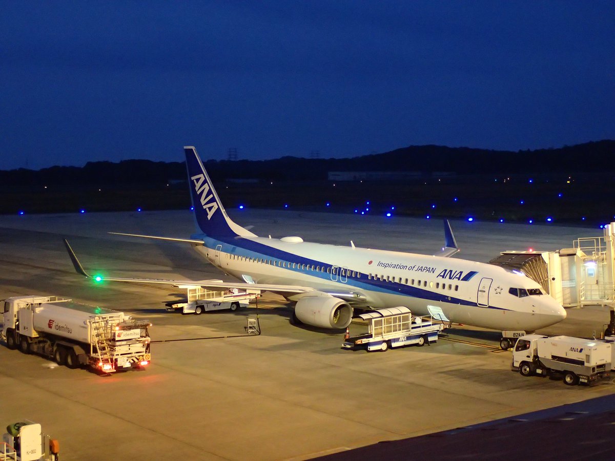 maybay747's tweet photo. 今朝は、ツッマを空港まで送っていきました。友人と都内観光、日光にも行くそうです。楽しんできてね〜😊
岡山空港へは、我が家からは高速使って50分くらいかかります😅
送迎デッキの床はランウェイを模した塗装になってます。
#岡山空港
#RJOB https://t.co/b58nSHvaNx