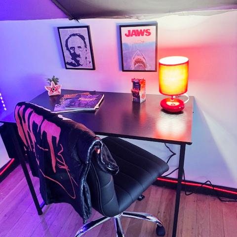 #SpecialSpaces #StLouis designed Avery's #dreambedroom inspired by his love of #movies. He was pleased: "𝙄 𝙝𝙖𝙫𝙚 𝙣𝙤 𝙬𝙤𝙧𝙙𝙨"! 🤗🎬🎥 Shout out to the #volunteers + #communitypartners who donated their time &amp; talents to make a #cancerwarrior's dreams a reality. 🙏🏻✨