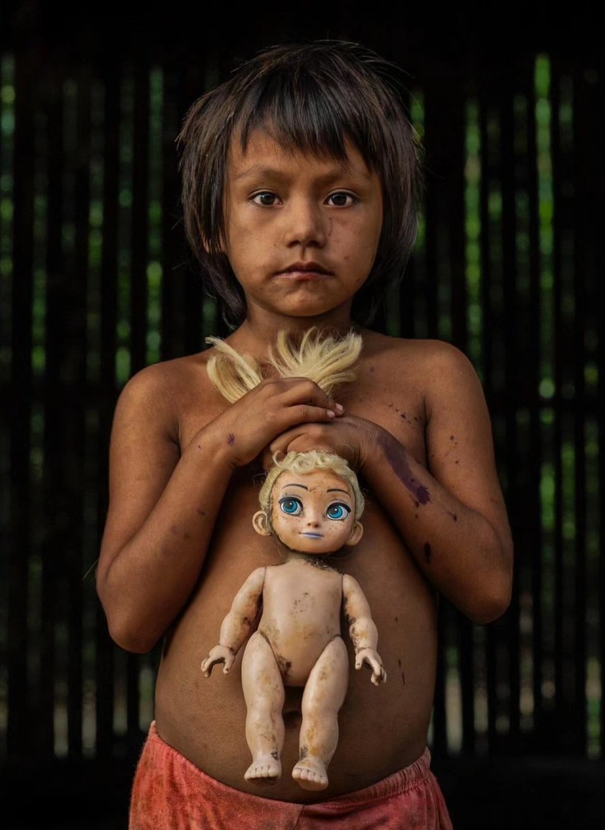 rainforestflow's tweet image. A Fundraising Event: Art to Preserve and Protect the Amazon
We recently spent time with acclaimed National Geographic photographer, conservationist, friend, and supporter Charlie Hamilton James in the magnificent Manu Biosphere Reserve, Peru, as he captured the beauty of the…