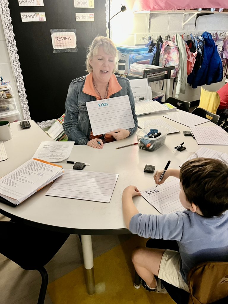 CarlenaSheeran's tweet image. It was a great day to visit the 1st grade &amp;amp; 3rd grade classrooms @mviewelem who were locked in &amp;amp; focused on improving their literacy knowledge!👫🏽 #HCSDifferenceMakers #IMSE #ReadersMakeLeaders #Comprehensive #Morphology #AllOnGradeLevel