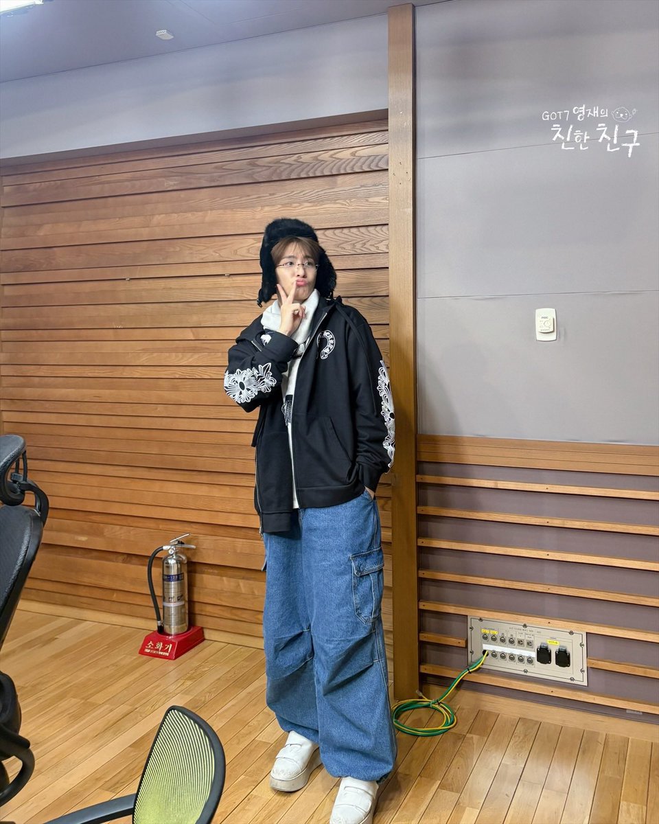 mbcbf_ever's tweet photo. 🦦친친🦦

멀리서 봐도 가까이서 봐도 어디서 보든지 잘생긴 ✨ 친친대장 등장 ✨

#MBC #RADIO #GOT7영재의친한친구 #친한친구 #친친 #달친친 #달디 #GOT7 #갓세븐 #영재 #YOUNGJAE https://t.co/fpz2ZNq9H9