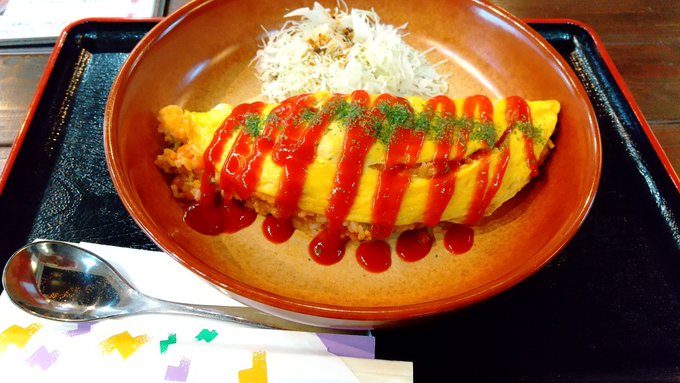 市のワーキングスペース併設の軽食屋に行って来ました( '∀`)
キーマカレーがあると知って来たんだけど、メニューから消滅してたw(;'∀`)
せっかくなのでオムライス大盛りを注文。
昔ながらのチキンライスにチーズの風味がある玉子がのってて
これはこれで美味しかったです(๑'ڡ`๑) 