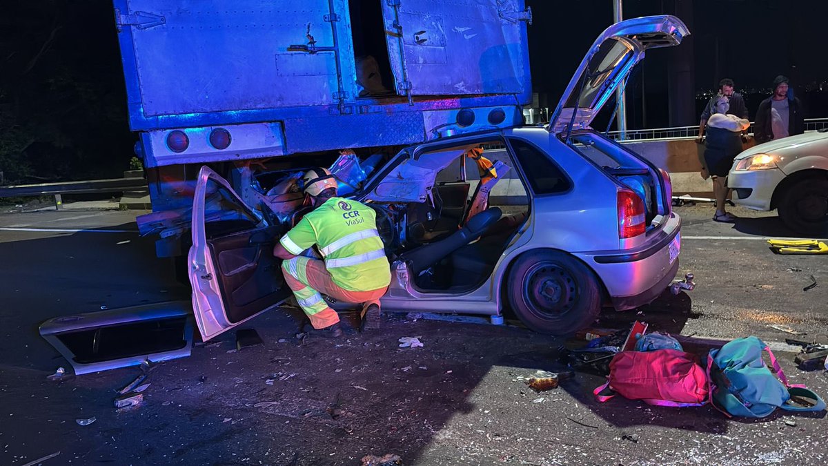 #Freeway • Acidente entre carro e caminhão no km 88, sentido Litoral, pouco antes do acesso de quem entra na rodovia pela Avenida Assis Brasil. Por volta de 23h30. Três das quatro faixas estão interrompidas. Duas pessoas feridas. #RádioGaúcha <a href="/gzhdigital/">GZH</a> foto: <a href="/_arrudaluc/">Lucas Arruda</a>