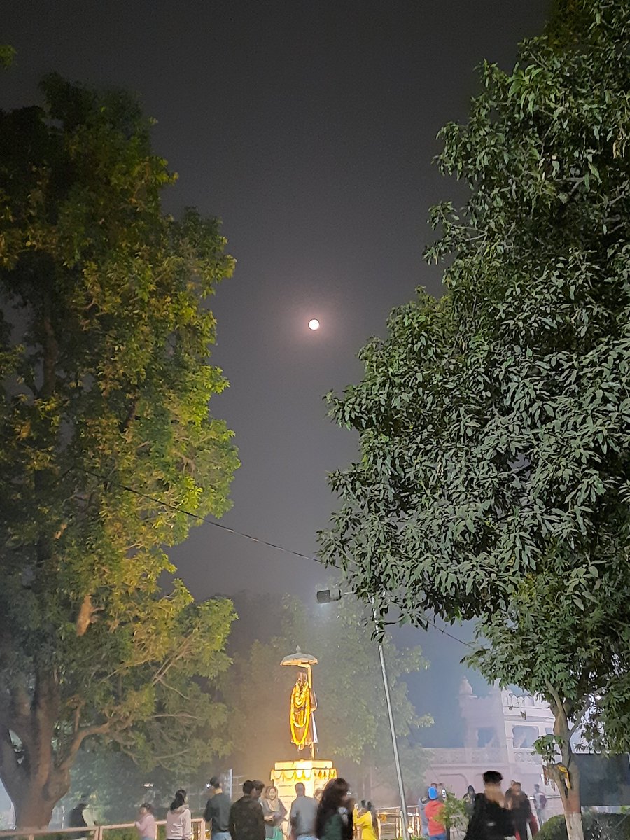 sen_ginni's tweet photo. पिछले साल आज के दिन मैं बनारस में थी। लंका से अस्सी घाट तक पैदल गए थे देव दिवाली देखने। इस साल बेड रेस्ट पर हूं। समय समय की बात है। #DevDeepawali2024 https://t.co/tY2t72uOPo