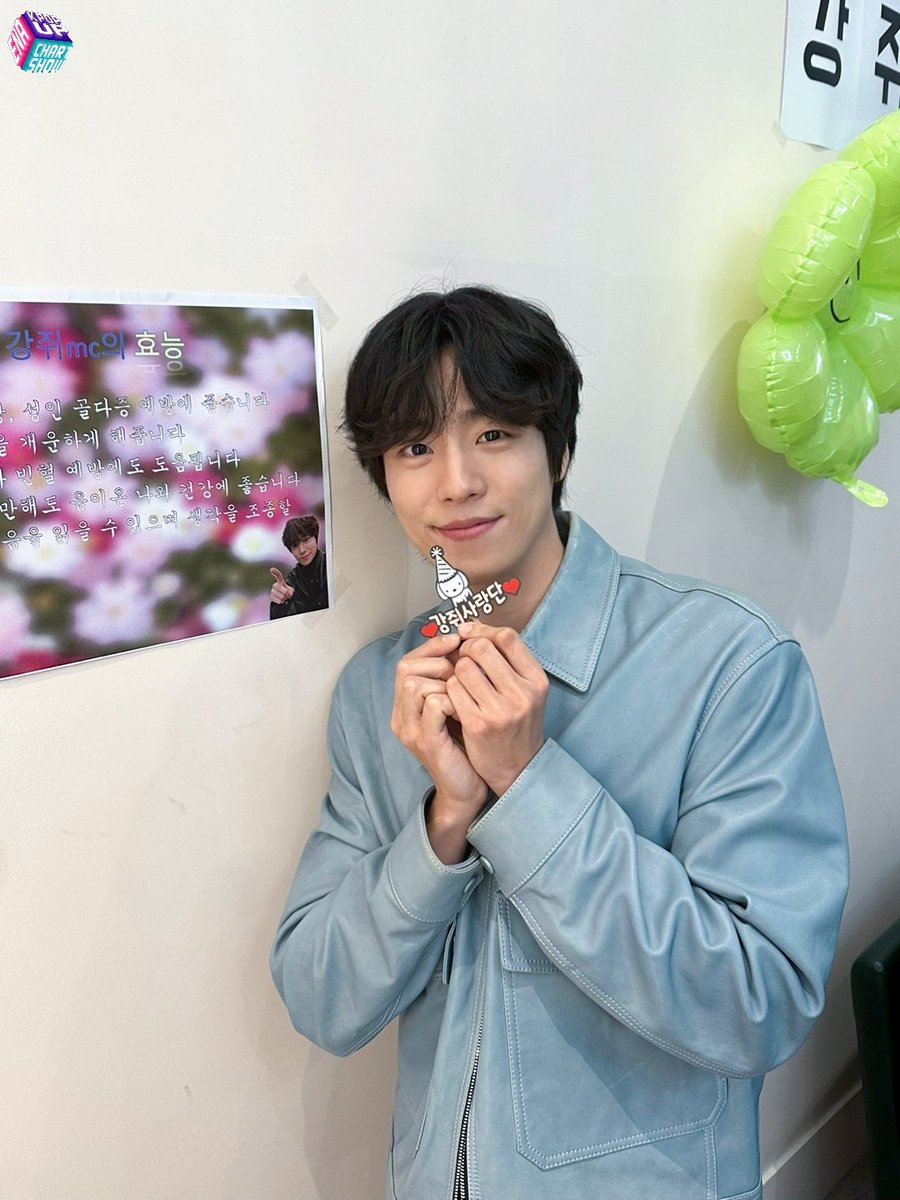 ena_kpopupshow's tweet photo. 🎲#이현우

여기여기 모여라! 멍멍!🐾
강쥐 현우 사랑단 출동🐶❤

"그래…
혀누 얼굴이 어디 안 가는데.
우리가 어디 가겠어요?🤷🏻‍♀
우리가 갈 수 있는 곳이라고는...
현우 마음속뿐이잖아요?"

오늘도 강쥐 MC의 효능 듬뿍 받으시고
하나 둘 셋! 현랑해😍

본방 D-DAY
오늘 6시 30분 ENA 본방사수💌 https://t.co/rYNzNZCqa5