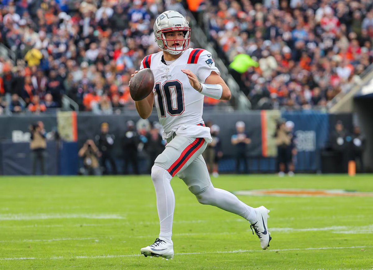 #PATRIOTS QB DRAKE MAYE IS THE #NFL OFFENSIVE ROOKIE OF THE YEAR NOW.

🤯🤯🤯

Jayden Daniels has only thrown 9 touchdowns in 11 games… 😳

Maye has 8 touchdowns in 5 games, winning multiple games, despite having a putrid surrounding.

Caleb Williams &amp; Bo Nix averaging 1 TD per.