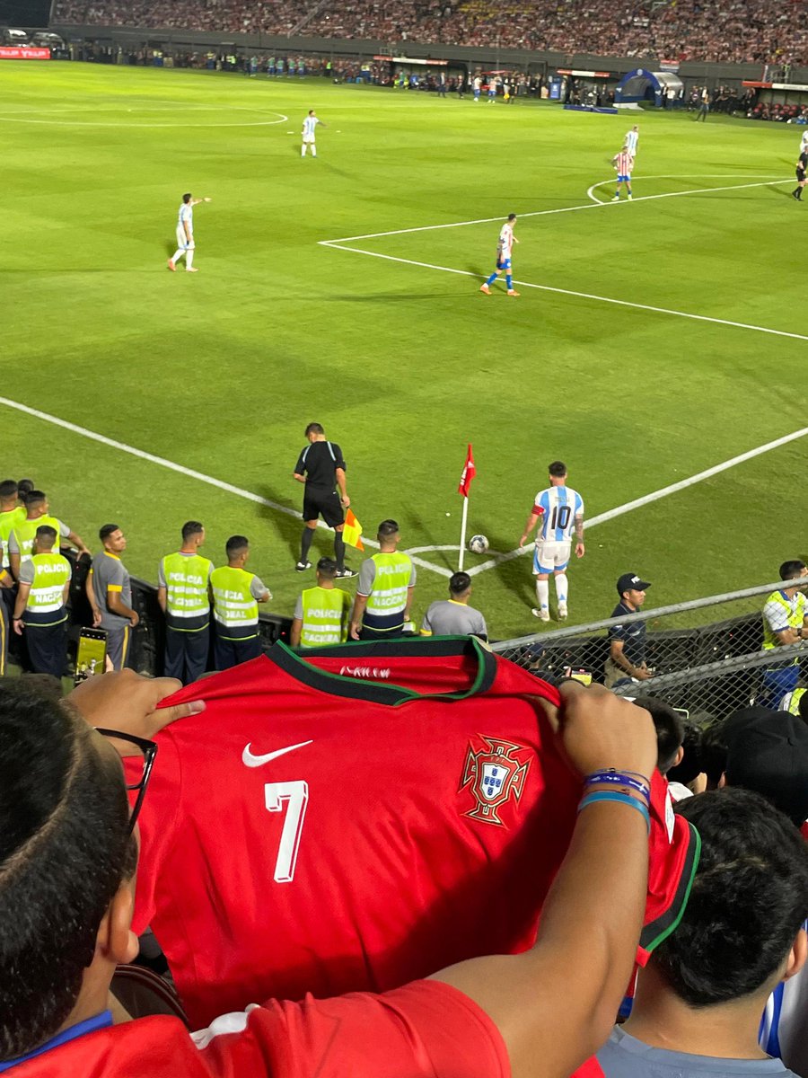 Que Foto mas emblemática!!!

El 7 siempre por encima del 10 
Y no son matemáticas 🧮 

Goat 🐐

youtu.be/hdH2VuogXLM?si…