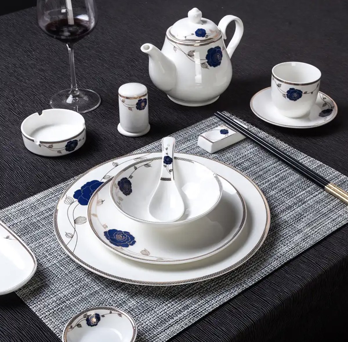 cxr1855876's tweet photo. In China, tableware is an essential component of the dining culture. There is a concept that "delicious food also requires beautiful tableware."
#ChineseTableware
#ChineseDiningCulture
#TablewareArt
#DiningAesthetics https://t.co/1oGKMJKnKC