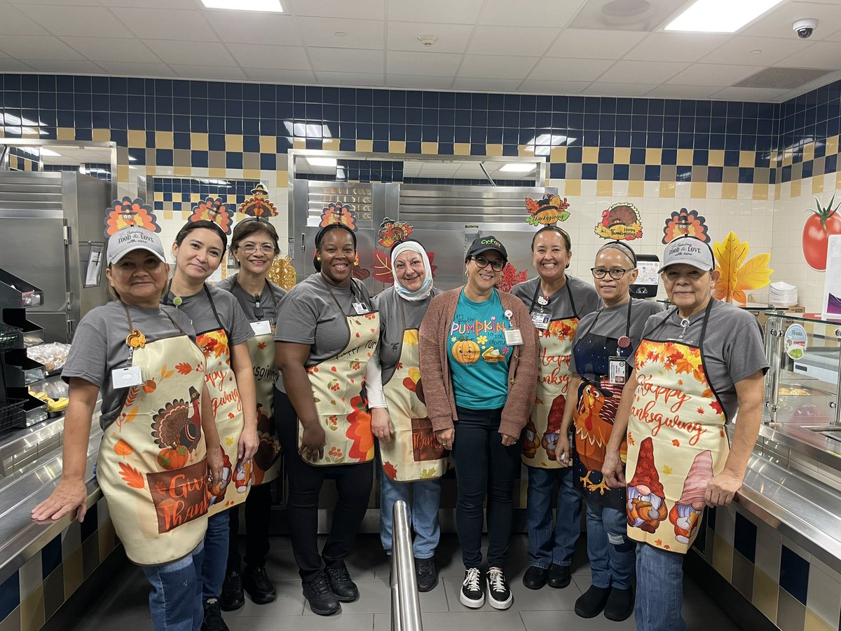 Turkey day with the amazing ladies from <a href="/MooreCFISD/">MooreCFISD</a> 🦃🥰#servingfoodandlovewithcare