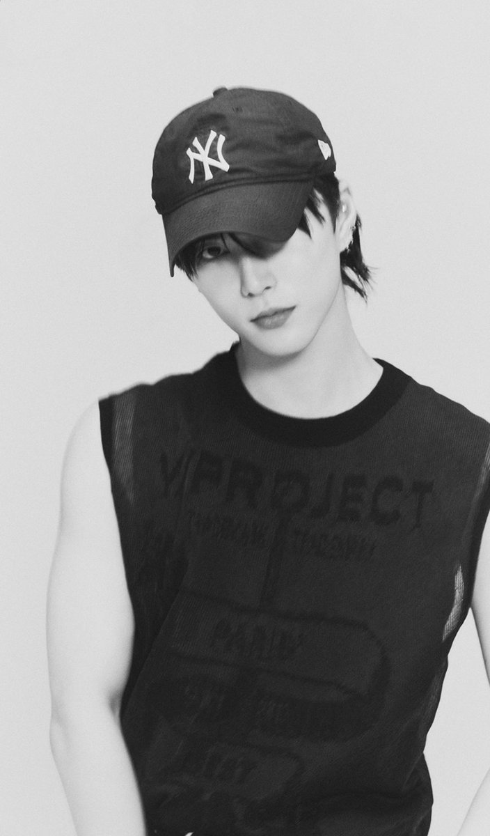 IM ACTUALLY TWEAKING HE LOOKS SO GOOD.