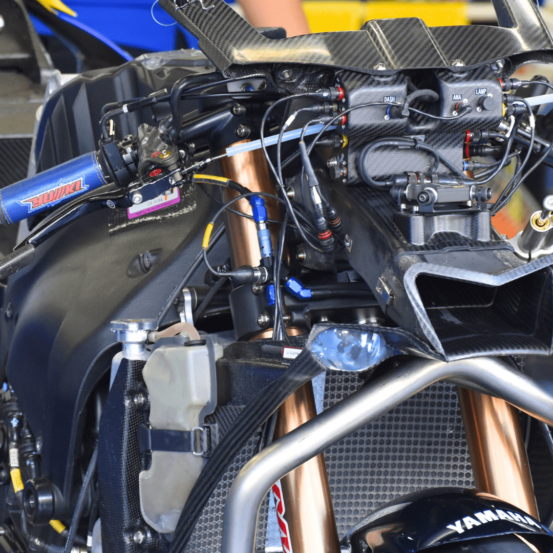 ヤマハファクトリーの3WAYアダプター
Y型はあまり見ないですね。
取付方法もカッコいい！