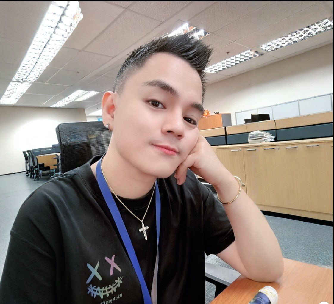 WBenzon's tweet photo. Brace yourself, weekend is coming. lol 😂 #weekend #vibes #friday #workingboy #asian #mensytle #haircut #ofw #catdad https://t.co/n7dByOPCLc