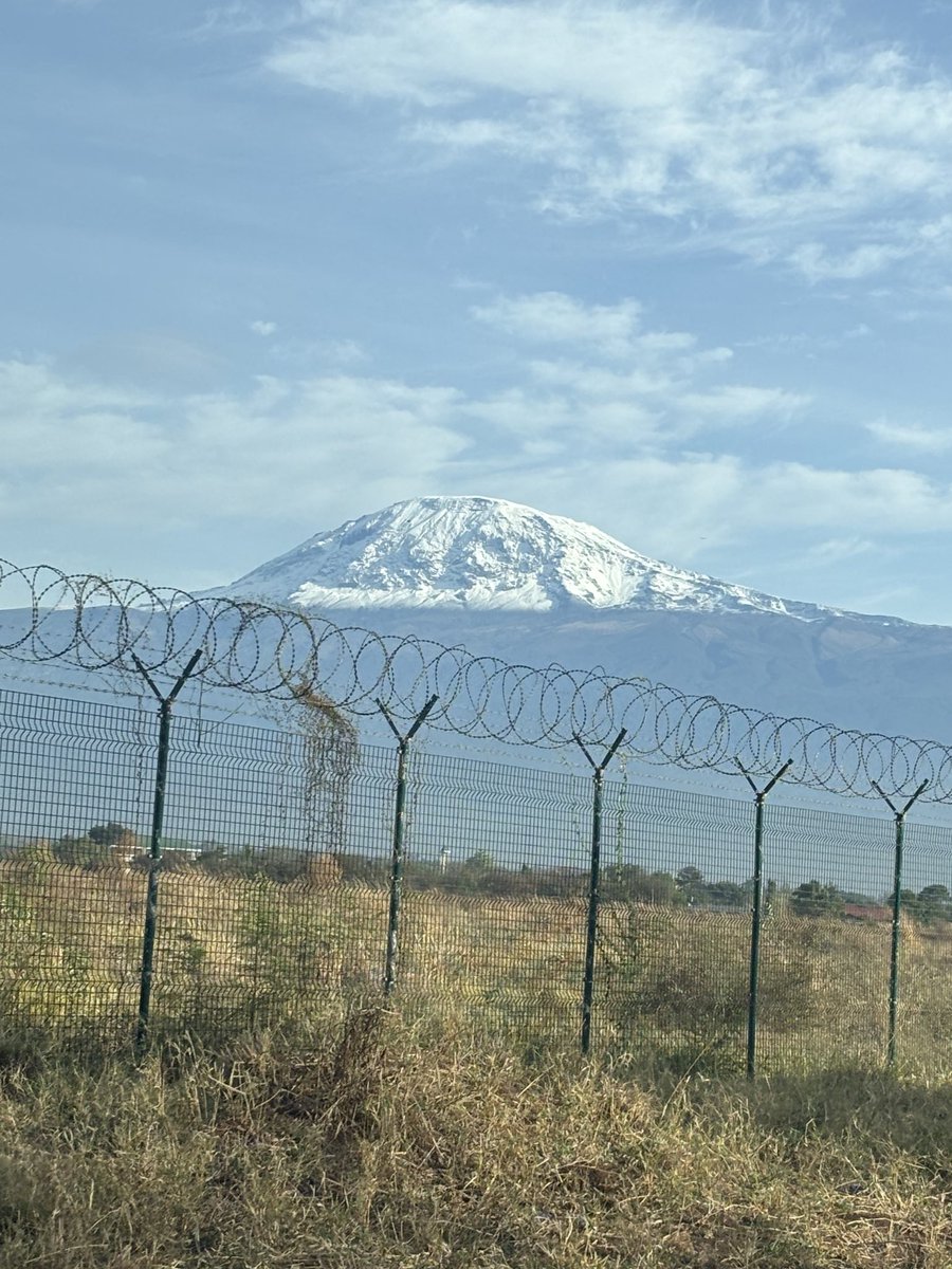 thaboyim's tweet photo. Snow on both peaks🤩 https://t.co/iDDaA9efi4