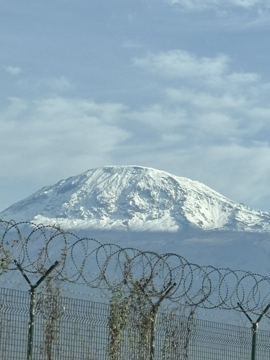 thaboyim's tweet photo. Snow on both peaks🤩 https://t.co/iDDaA9efi4