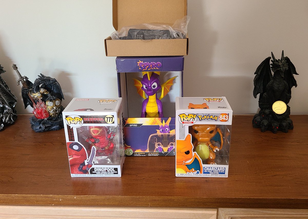 November 12th was my birthday.
I would like to thanks the 4 peoples who were generous enough to gift me a present this year.

<a href="/ZerneluW/">Zernelu</a>   (Dragoniade TF)
<a href="/ShiKushtaka/">@shikushtaka.bsky.social</a>   (Dragoniade Orca TF)
<a href="/t_ace_juice/">T-Ace Juice</a>  (Dragoniade TF)
sinD (scaly goods) Thanks you so much!