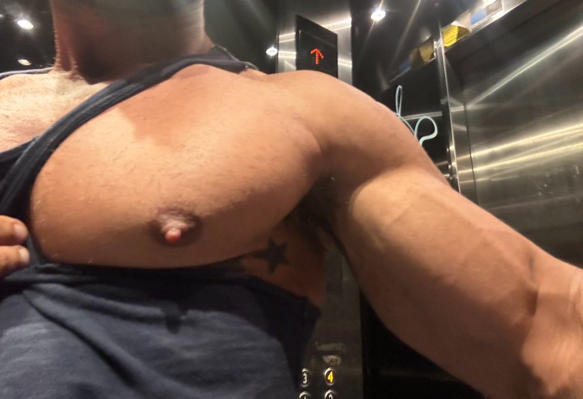 Doubllet162's tweet photo. @sportyfparis75 @DAmuscleadonis @bodyodyody9 @bobykukoo1122 @growingthick Lick mine again https://t.co/KwtD8Kv5XF