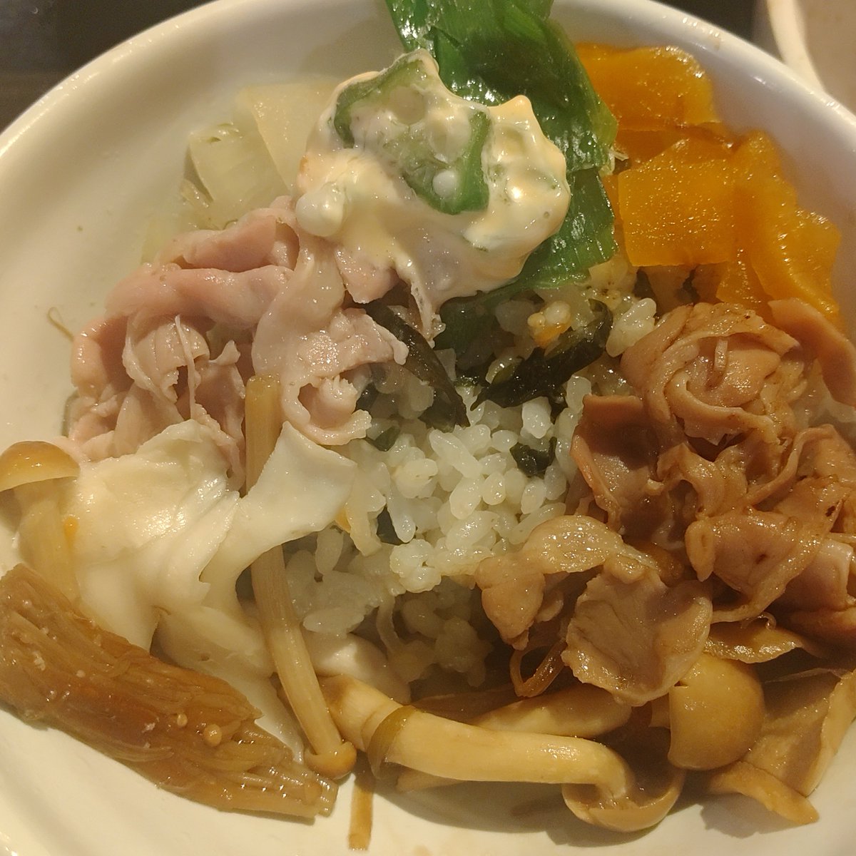 Cosmos96's tweet image. 牛丼や豚丼に負けない鴨丼!!しゃぶ葉で作れます!!右はブラックキノコだし左は白だしでしゃぶしゃぶ鴨肉をワカメご飯に乗せ下キノコ4つ上は九条ネギと豆板醬マヨ!鴨しゃぶフェア終了間際で平日ランチから女性客が殺到!すかいらーくで売れば親子丼と並ぶ人気商品になりそう!!

#しゃぶ葉で秋のきのこ狩り