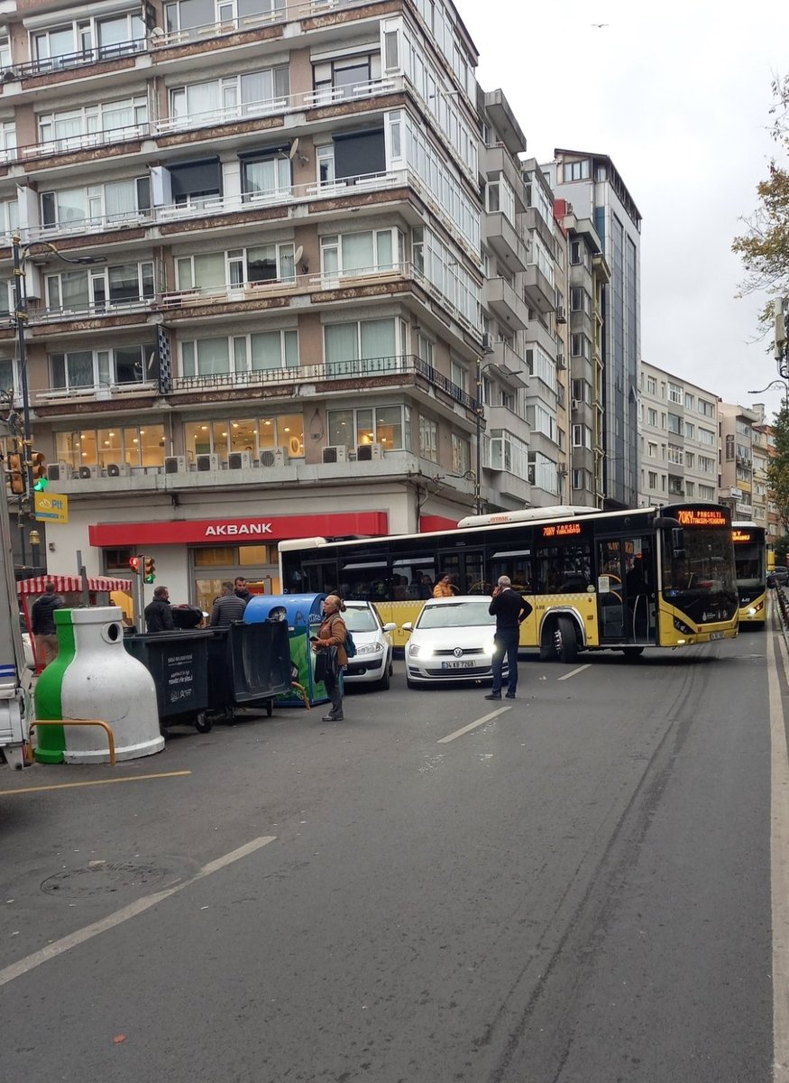 Kasaba caddesine dönen Şişli Ergenekon caddesi ile ilgilenmeyi düşünüyor musunuz otobüsler dönüş yapamadığı için dakikalarca yol kilitlenmekte <a href="/TrafikEgm/">EGM Trafik Başkanlığı</a> <a href="/IBBcozummerkezi/">İBB Çözüm Merkezi</a>  <a href="/sislibelediyesi/">Şişli Belediyesi</a> <a href="/ekrem_imamoglu/">Ekrem İmamoğlu</a> <a href="/REmrahSahan/">Resul Emrah Şahan</a>