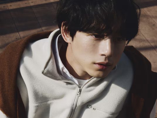 冬のモデルに坂口健太郎を起用したユニクロ韓国、大正解