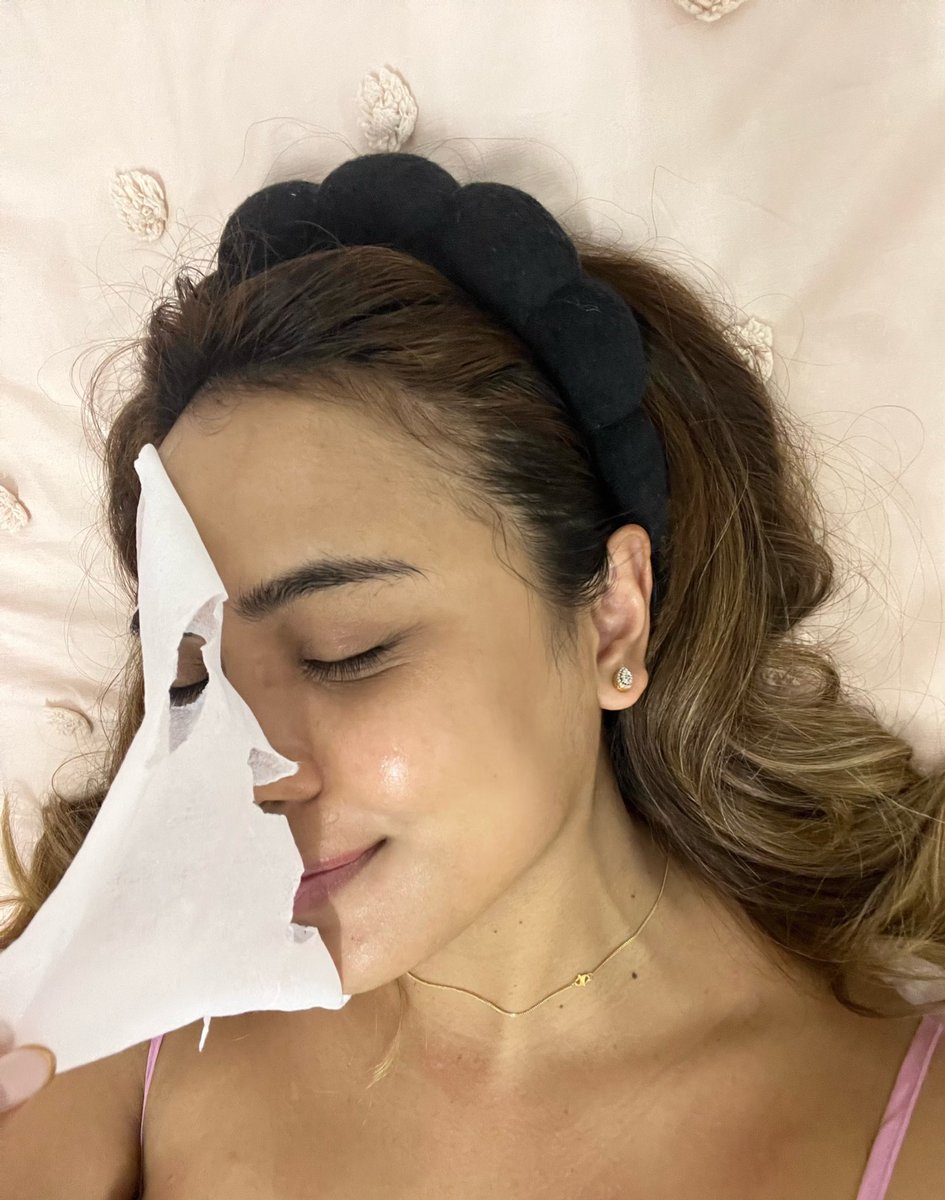 nuyayaa's tweet photo. but ok LOOK AT MY SKIN?? ni after 20mins apply, memang rasa plump and hydrated. no stickyness ke basah basah ke so definitely a good base for makeup also!
#SOMEBYMI #Betapanthenolmask #Dailymask #DAHLIAMASK #tiktokviralmask #koreanskincare #glassskinmask #somebymimy https://t.co/MMvf4RttKc