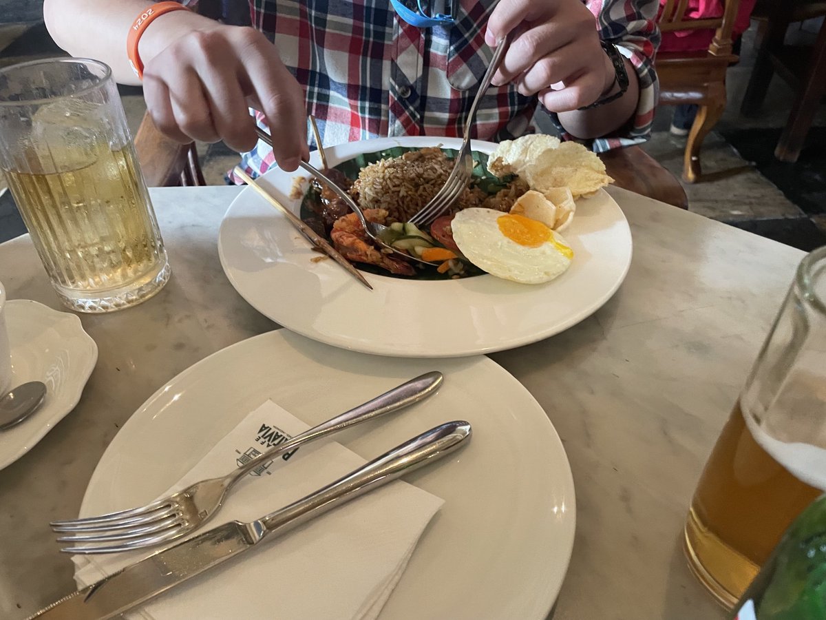 オランダコロニアルスタイルのレストランで昼食。ビールもOK。