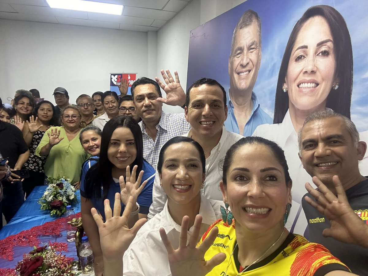MauricioOrtegaE's tweet photo. ¿PRÓXIMA PARADA NOCHE AMARILLA CENTENARIO? Luisa González estuvo presente en la previa de El Canal del Fútbol ECDF del #Ecuador Bolivia por las #EliminatoriasSudamericanas en el Monumental, lo que fue rechazado por la FEF que preside Francisco Egas por mezclar política y deporte. https://t.co/eMRCBJVmjx