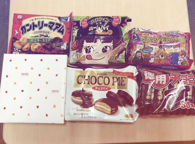 SojoManken's tweet photo. 先日の井芹祭にて漫研のOBの方から差し入れのお菓子を沢山いただきました‼️
ありがとうございます😭
部員達で美味しくいただきます🙏
一部のお菓子を一緒に模擬店を運営した文芸部の方々にお渡ししました🙌 https://t.co/yPyEO7pDTG