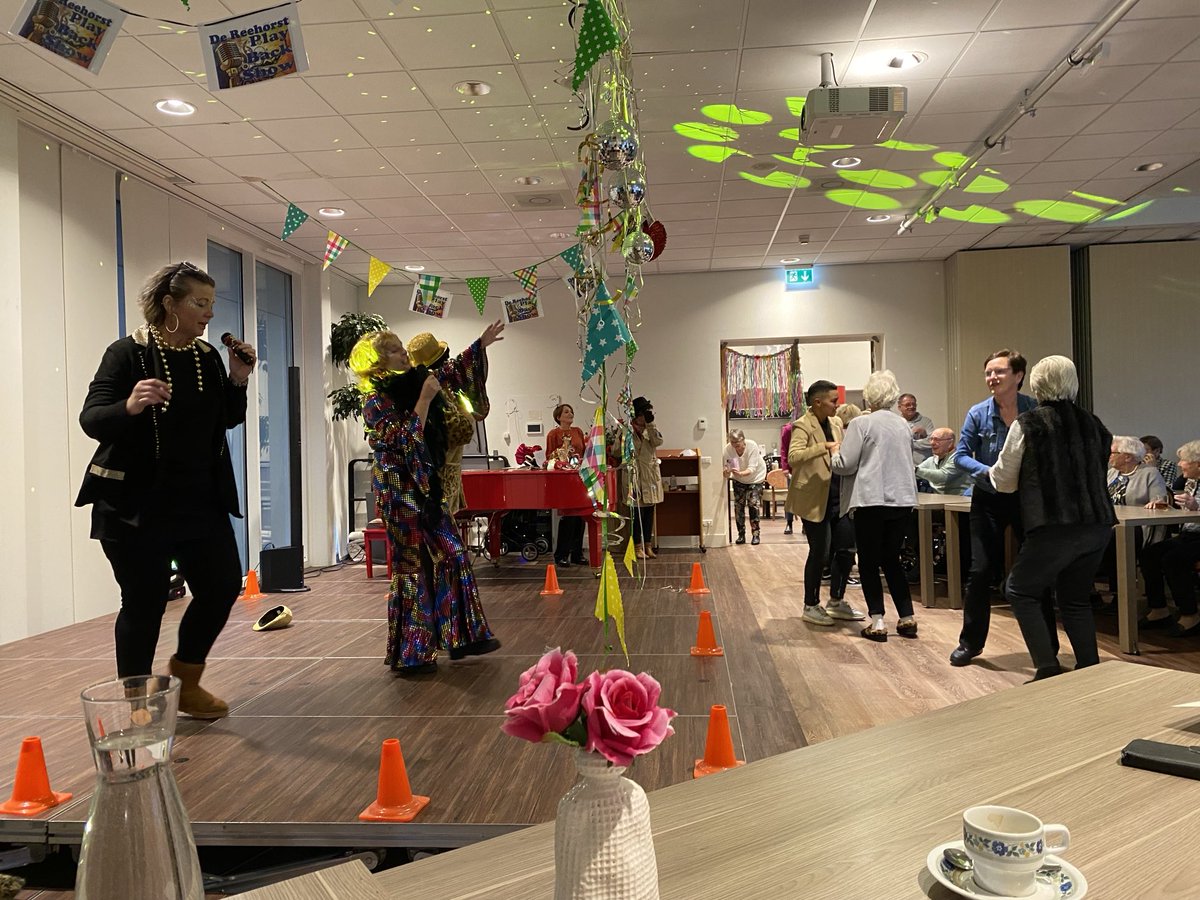 Als juryvoorzitter mocht ik aanwezig zijn bij de fantastische playbackshow in de Spil in de Reehorst te Reeuwijk. Wat een feest voor de bewoners en wat een leuke optredens met als winnaars van de wisselbeker Gerard Joling met de Motten. Gefeliciteerd! ⁦<a href="/gem_BR/">Bodegraven-Reeuwijk</a>⁩