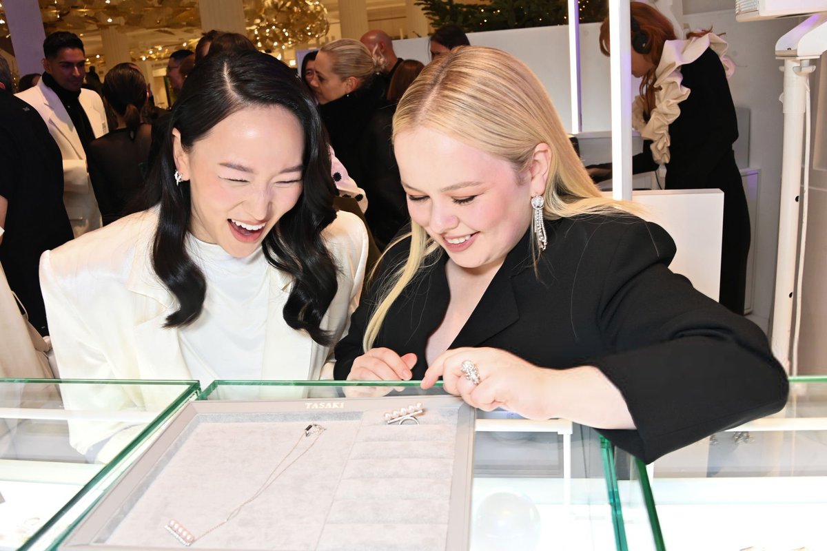 bryerinha's tweet photo. Yerin Ha e Nicola Coughlan no evento TASAKI's 70th Anniversary, ontem (21), em Londres. https://t.co/SfSGdh2K6b