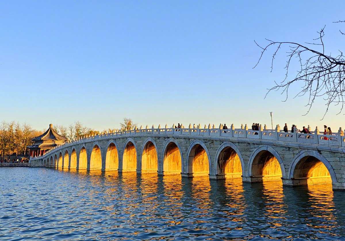 【頤和園十七孔橋現金光穿洞】近日，北京天氣晴好，頤和園十七孔橋再現「金光穿洞」景觀。陽光映照下，十七孔橋的每個孔洞都出現「金光」。