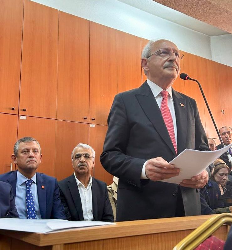 Kılıçdaroğlu:
“75 yaşındayım.
Hayatım boyunca alnımın teriyle kazandım.
Çocuklarımı helal lokma ile büyüttüm”

Türkiye siyasi tarihinin en dürüst politikacılarından birisi olan Sn.<a href="/kilicdarogluk/">Kemal Kılıçdaroğlu</a> yargıç karşısında geçmişte söylediğini yine tekrarladı.

Başı dik, alnı açık şekilde!