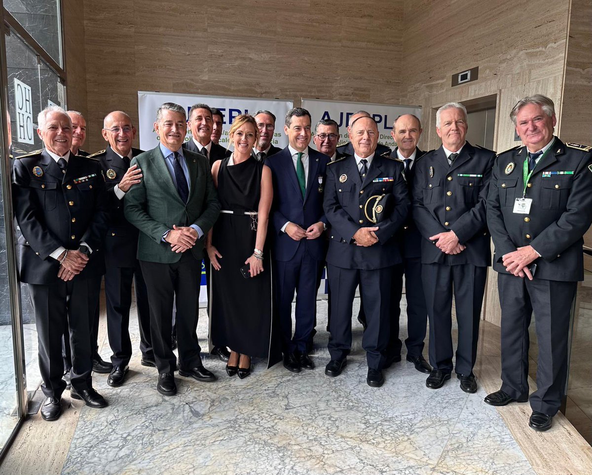 Hoy celebramos nuestro XVIII Congreso en #Córdoba bajo el lema “Todo por la ciudadanía”que coincide con nuestro 30 Aniversario. 

Felices de haber impuesto medalla al presidente de la <a href="/AndaluciaJunta/">Junta de Andalucía</a>, nuestros Socios de Honor y condecoraciones.

<a href="/ayuncordoba_es/">Ayuntamiento Córdoba</a>