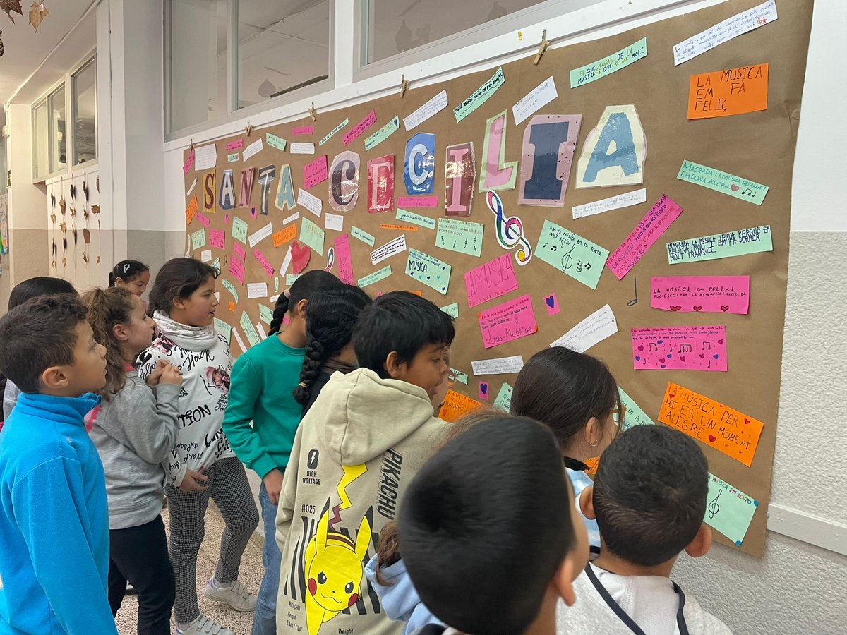 Feliç dia de Santa Cecília! Per celebrar-ho, els de cicle inicial hem anat a cantar al Casal de la Gent Gran de l'Espirall. També hem compartit música i cançons amb els més petitons de l'escola i els més grans hem fet un bon mural. Visca la música! #Vilafranca #SantaCecilia2024
