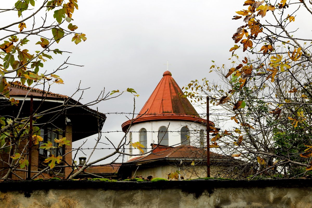 گوشه‌کنارهای رشت.
...
اگر دوست دارید این عکس‌ها رو به صورت تابلو داشته باشید به من پیام بدهید.