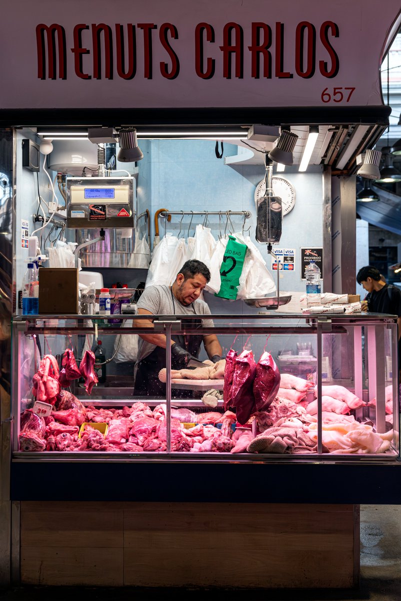 la_boqueria's tweet photo. 😋 Frescor, qualitat i tradició al cor de Barcelona. Vine a la Boqueria i descobreix la gran varietat de bars i parades que t’esperen al mercat!

#laboqueria https://t.co/tF0aOdl6Zq