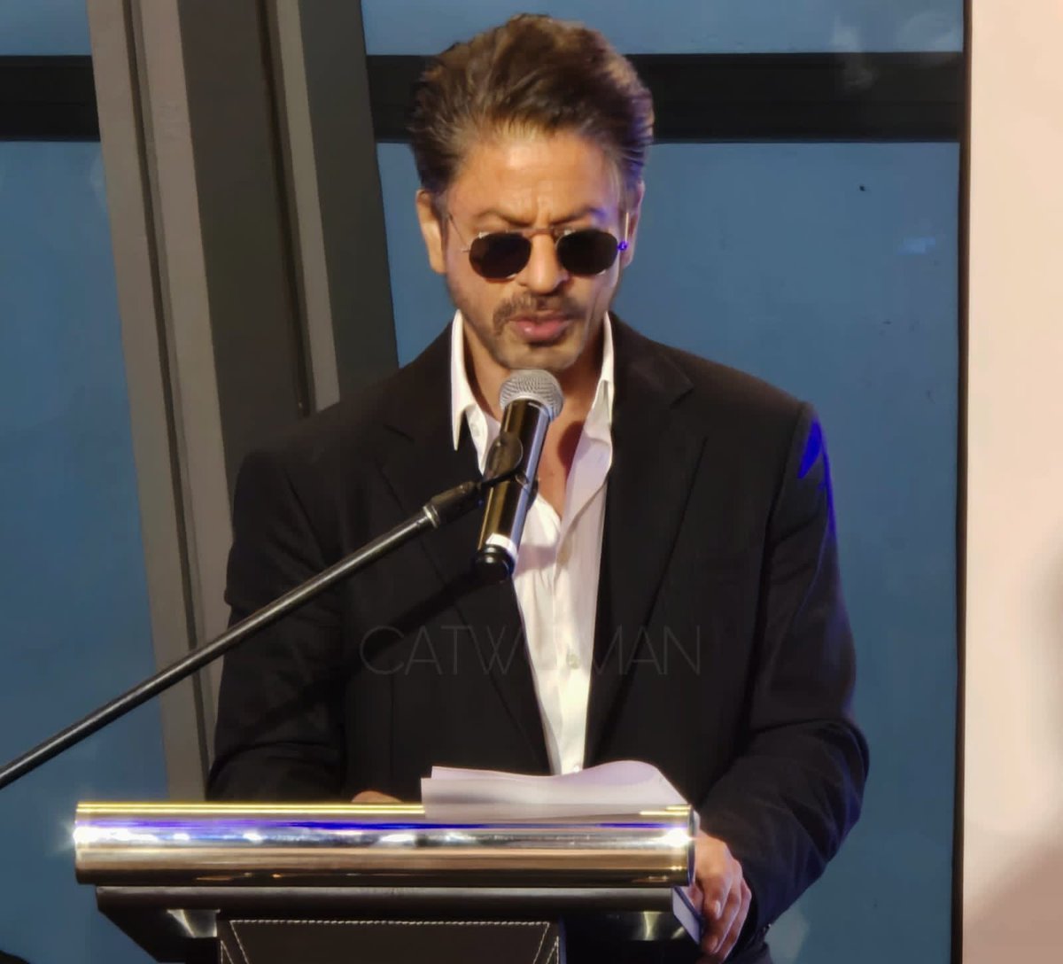 SRKUniverse's tweet photo. HQ: Shah Rukh Khan graced the Tun Razak Exchange today in Kuala Lumpur for the launch of the Bin Zayed International office. That's the Global superstar ❤️🔥

@iamsrk 

#ShahRukhKhan #kualalumpur #TRX #TunRazakExchange #BinZayed #Globalstar #Malaysia #KingKhan #SRK https://t.co/ZaYRGpGxBo