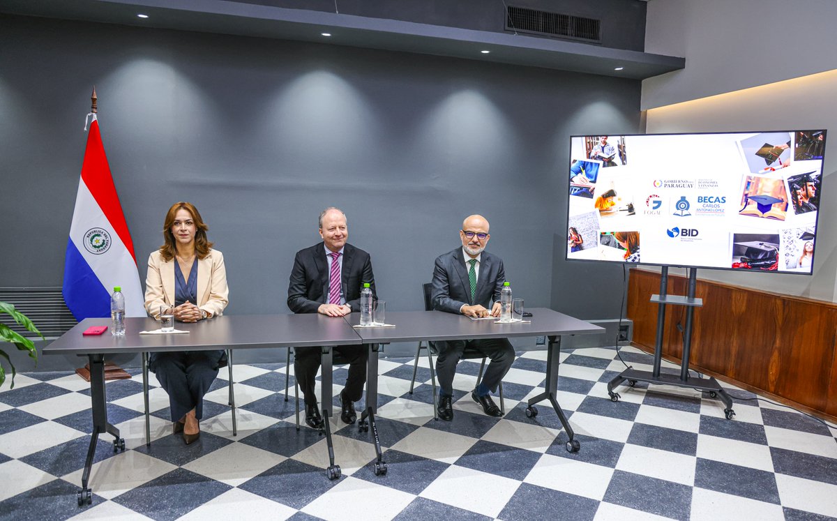 MEF_Paraguay's tweet photo. "Tenemos que seguir trabajando, apostar en este programa y ser innovadores", indicó el ministro @cgfernandezv en el acto de lanzamiento del #FOGAE. También participaron la titular de @afd_py, @stellaguillenpy, y el representante de @el_BID en #Paraguay🇵🇾, Alonso Chaverri Suárez. https://t.co/pynrFpVDi9