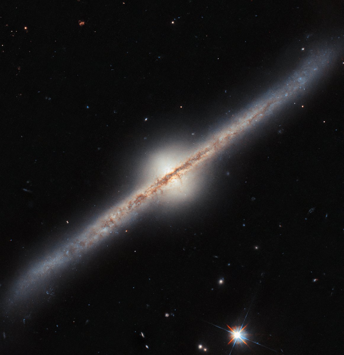 Feeling edgy?

This new #HubbleFriday image features an edge-on glimpse of the spiral galaxy UGC 10043.

Located roughly 150 million light-years from Earth, UGC 10043 is one of the rare spiral galaxies that Hubble sees edge-on from its perspective: go.nasa.gov/3ZkdbRe