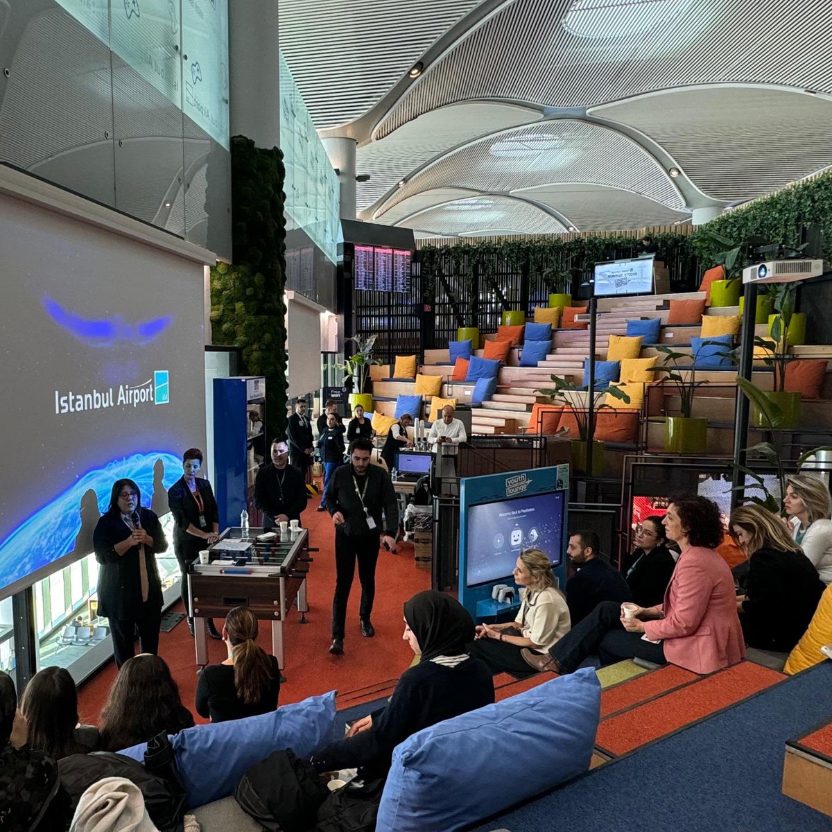 kizcev's tweet photo. 22 Kasım Cuma günü @igairport ile İstanbul Havalimanı’nda harika bir gün geçirdik!

Saha gezisi ve “Havacılıkta Kadın Olmak Söyleşisi” çok keyifli ve ilham vericiydi. Etkinliğimize katılan herkese çok teşekkür ediyoruz. https://t.co/NJULIfJW5e