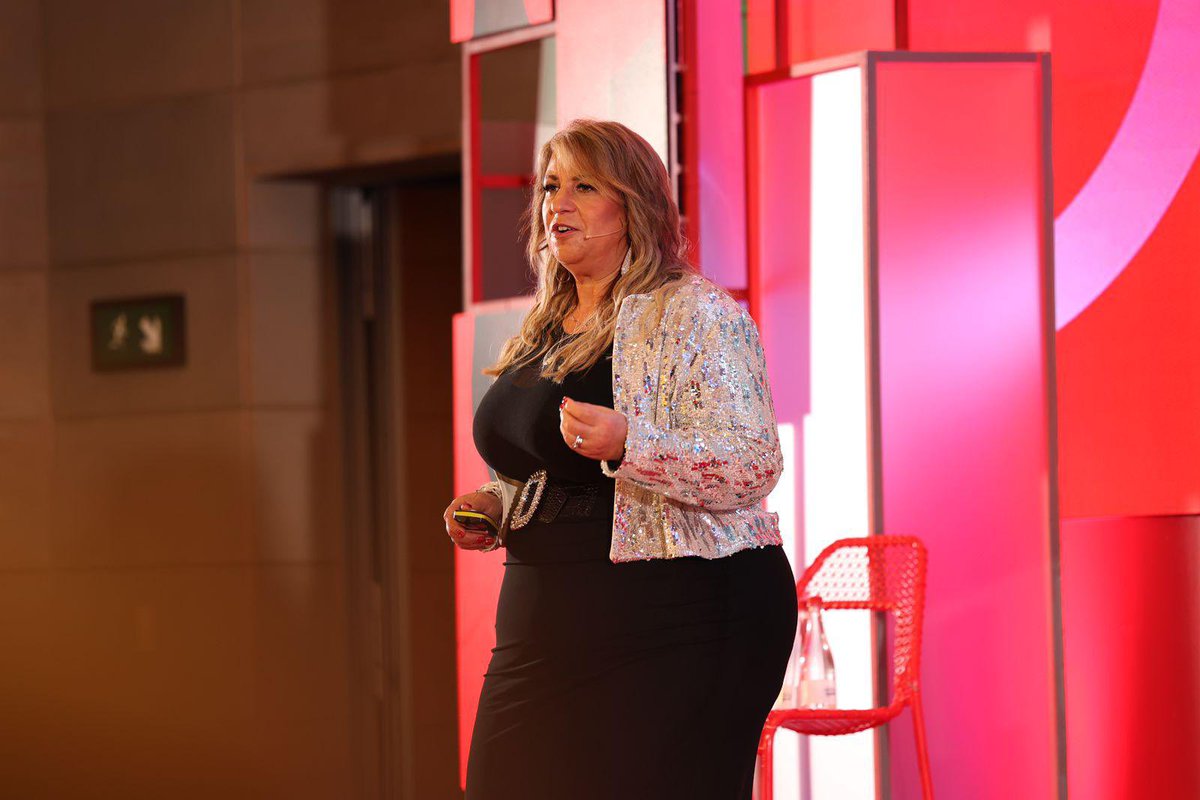 SibuMak_'s tweet image. I’m enjoying Emma’s analogy of getting to know all the people that are still you, you truly can’t listen to all of them at once 🤞🏾 #SuccessIsAScience