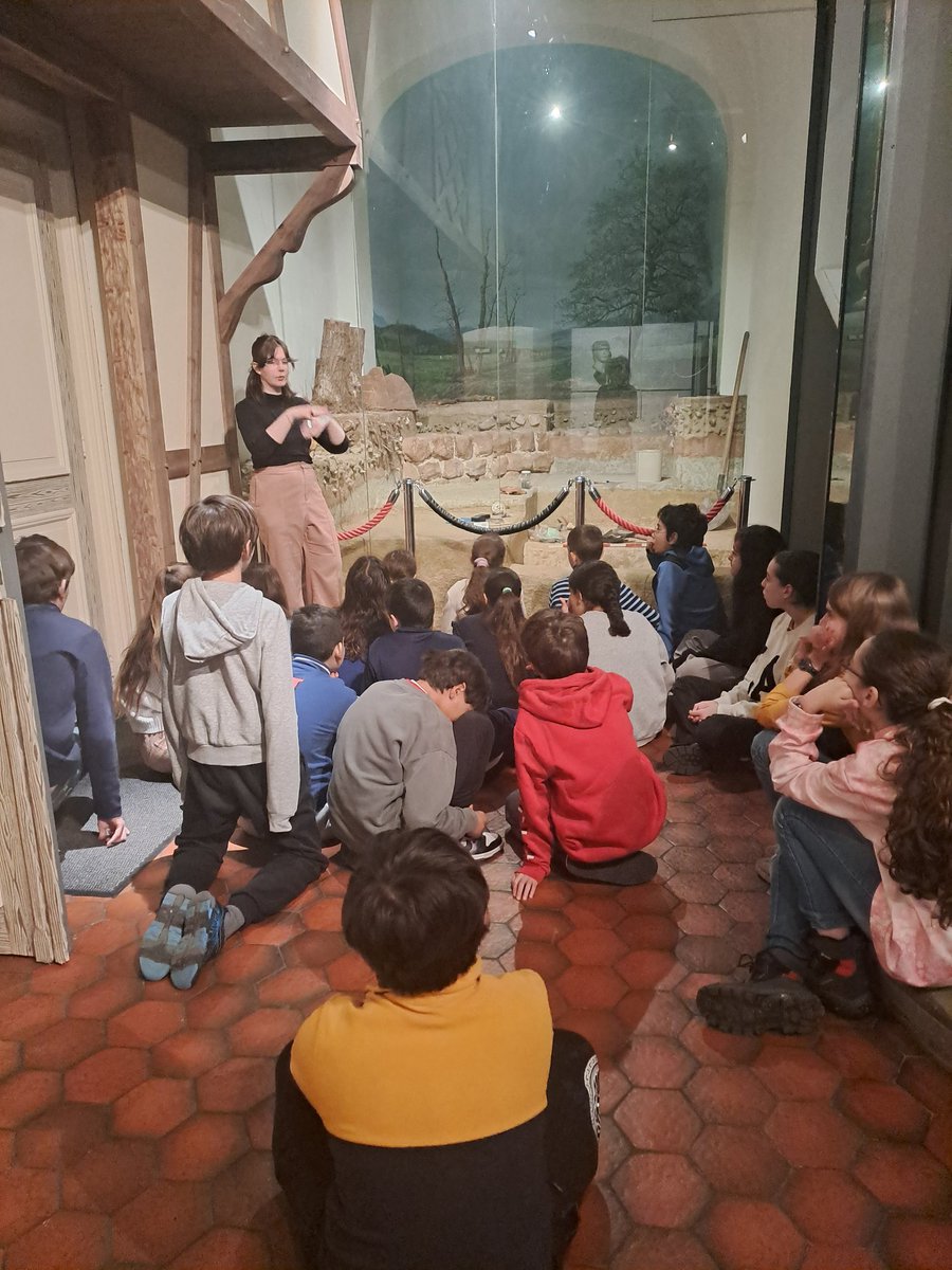SEstrasburgo's tweet photo. Salida al museo arqueológico para complementar el programa de historia de 6ème. La nieve se invitó ❄️🌨 #AEEE #6ème #HG #actividadescomplementarias @EducationESP https://t.co/IrezMLIs4u